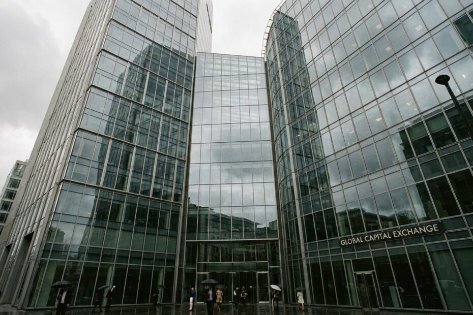 Fachada de edifício corporativo representando instituição financeira sob regulação