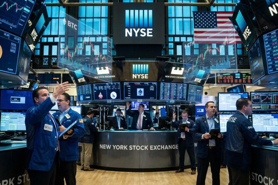 Interior da Bolsa de Valores de Nova York com representação digital de ativos cripto